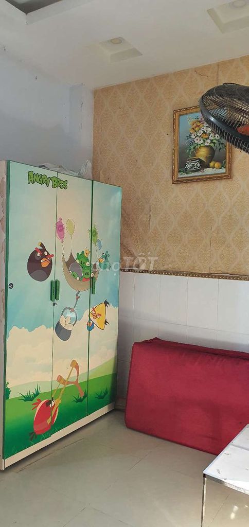 Rent a cheap room near the University of Public Trade for 3 minutes' walk.