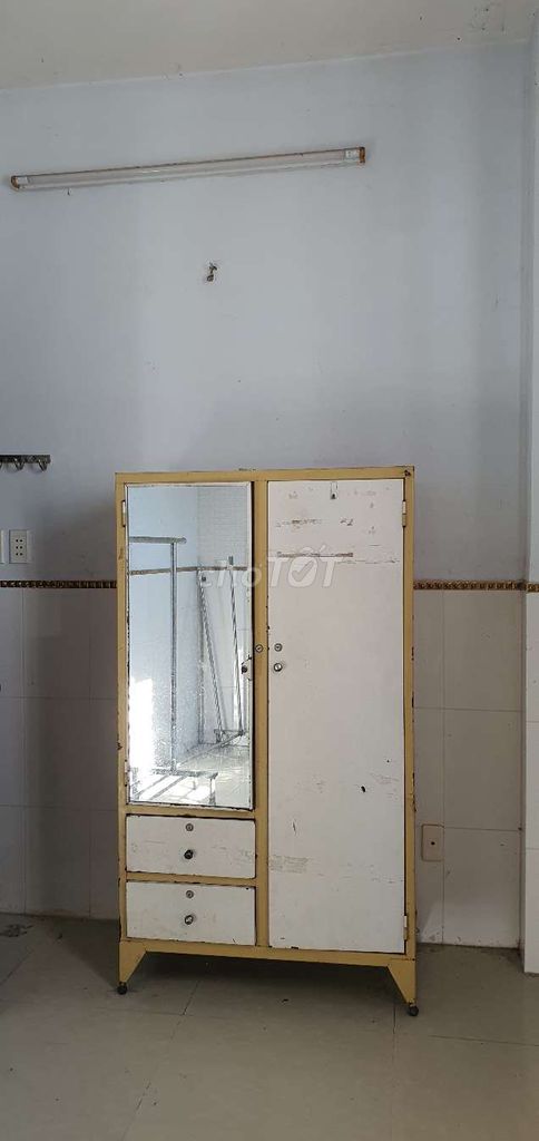 Rent a cheap room near the University of Public Trade for 3 minutes' walk.