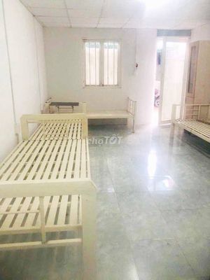Women's dorms-- security, cleanliness-- at an instant intersection of Lê Văn Lương.