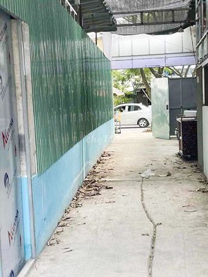 Women's dorms-- security, cleanliness-- at an instant intersection of Lê Văn Lương.