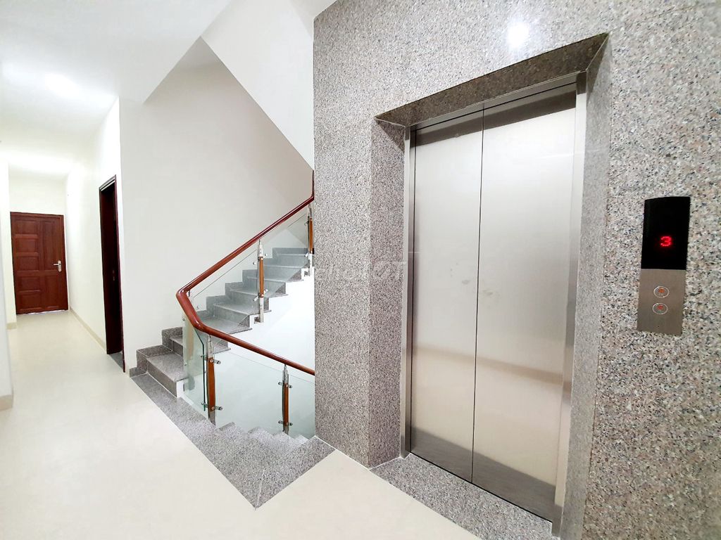 The motel has elevators near the airport, security cameras.