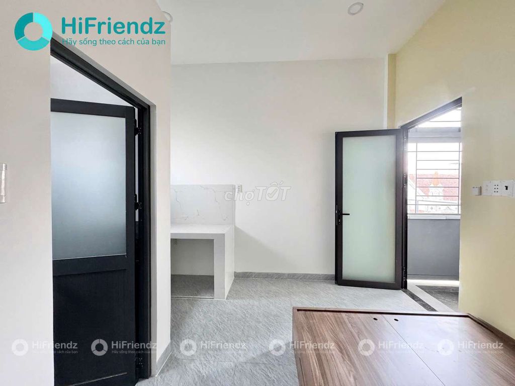 The motel room has an all-in-the-art furniture for hssv near uth ldxh huflit