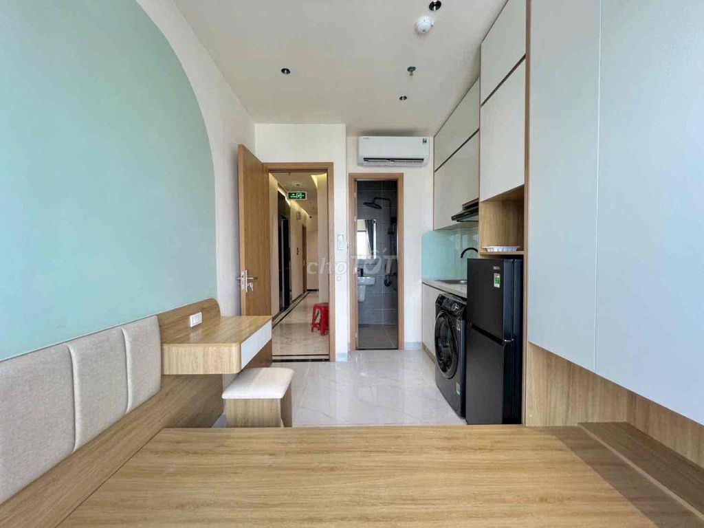 21 feet (28 m) of furniture - elevator near university vlu - ih