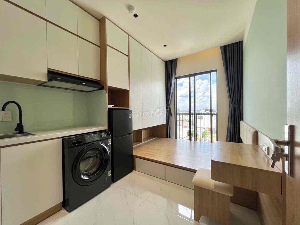 21 feet (28 m) of furniture - elevator near university vlu - ih