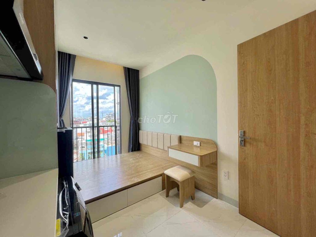 21 feet (28 m) of furniture - elevator near university vlu - ih