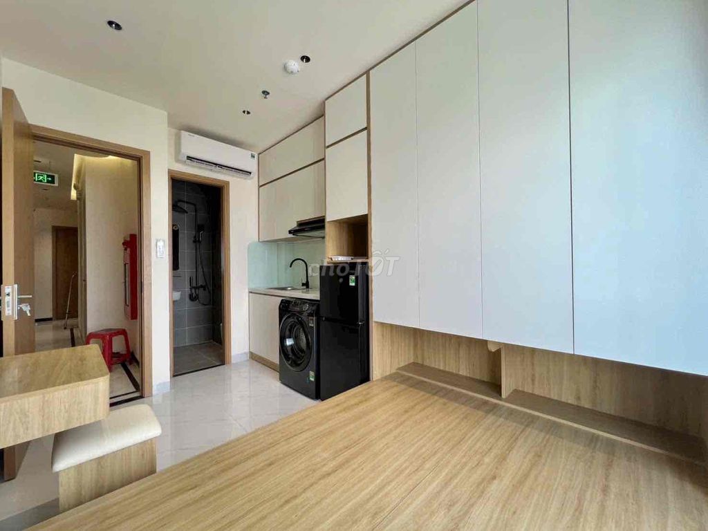 21 feet (28 m) of furniture - elevator near university vlu - ih