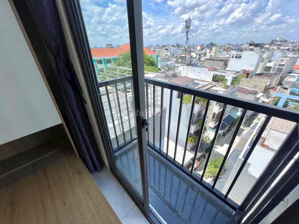 21 feet (28 m) of furniture - elevator near university vlu - ih