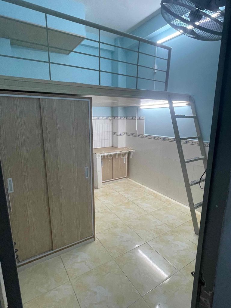 Rent a room with a cool, full-ton window.
