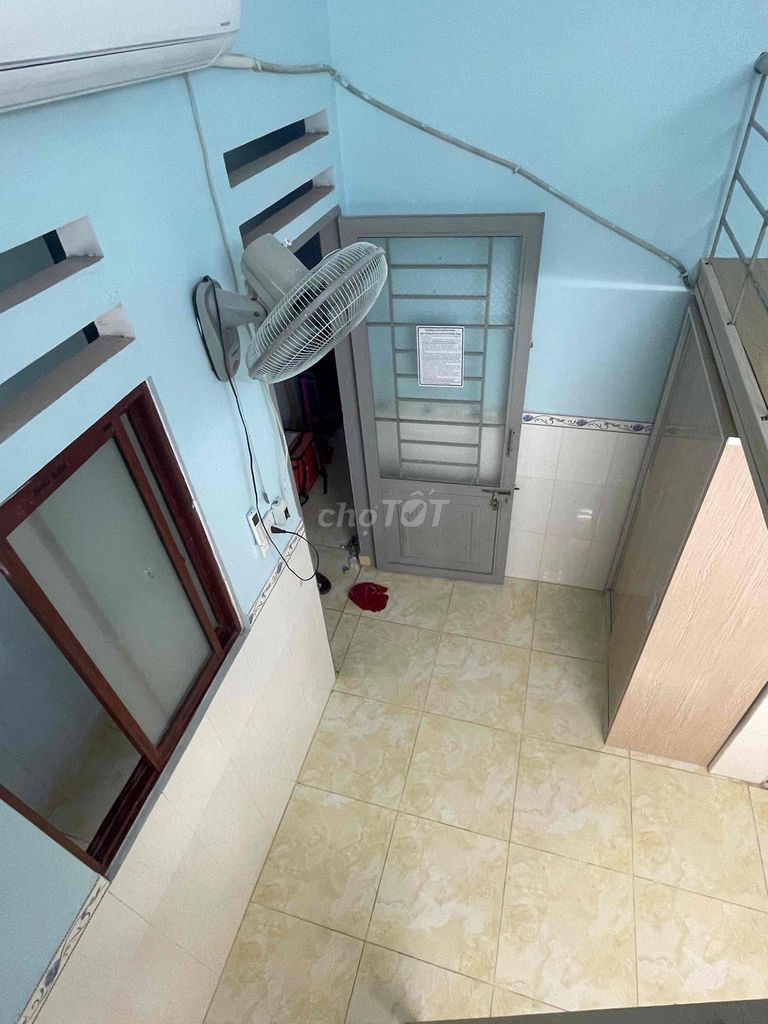 Rent a room with a cool, full-ton window.