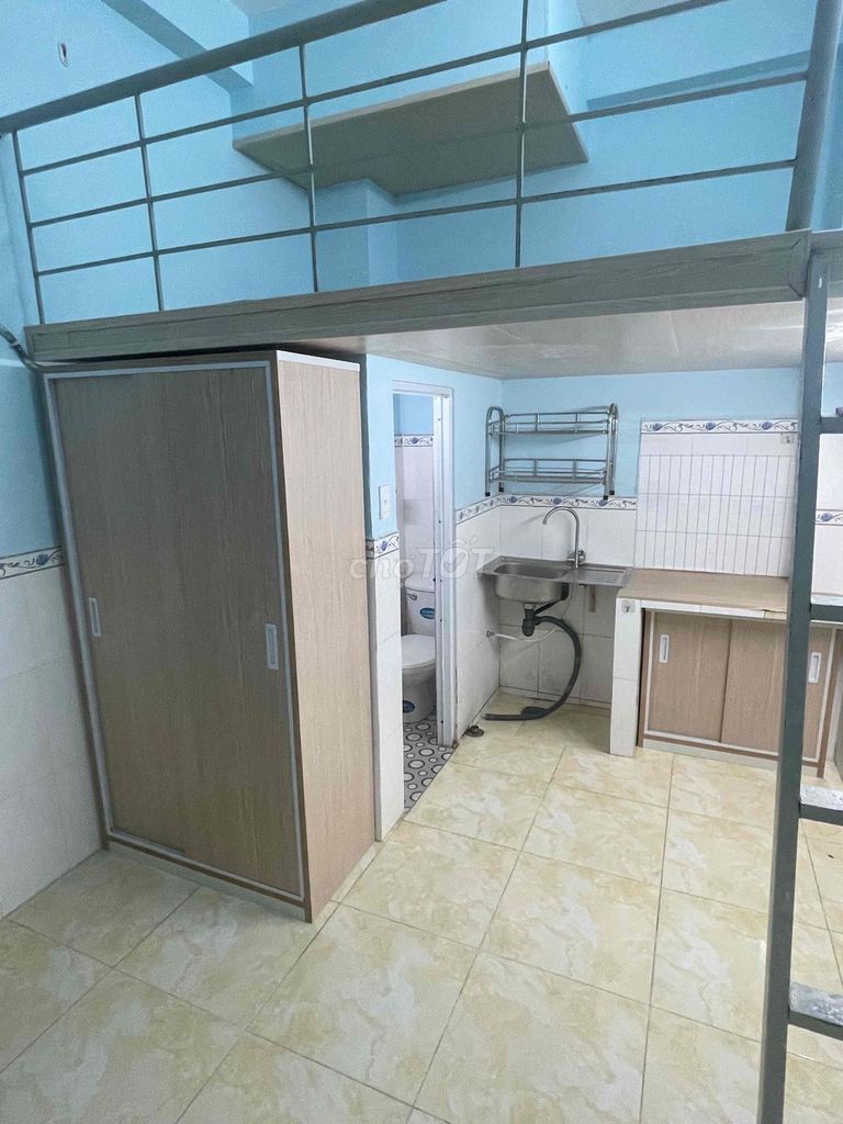 Rent a room with a cool, full-ton window.