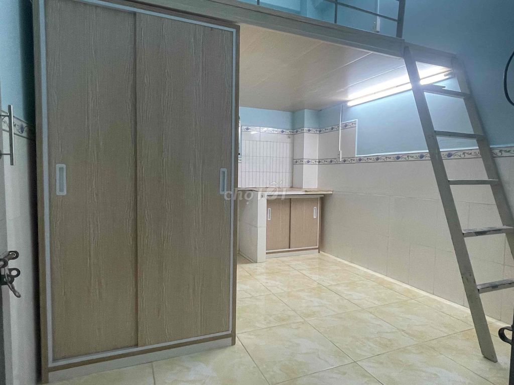 Rent a room with a cool, full-ton window.