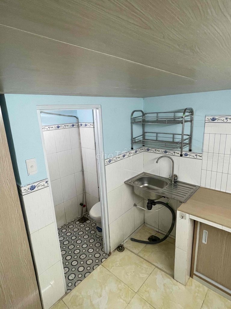 Rent a room with a cool, full-ton window.