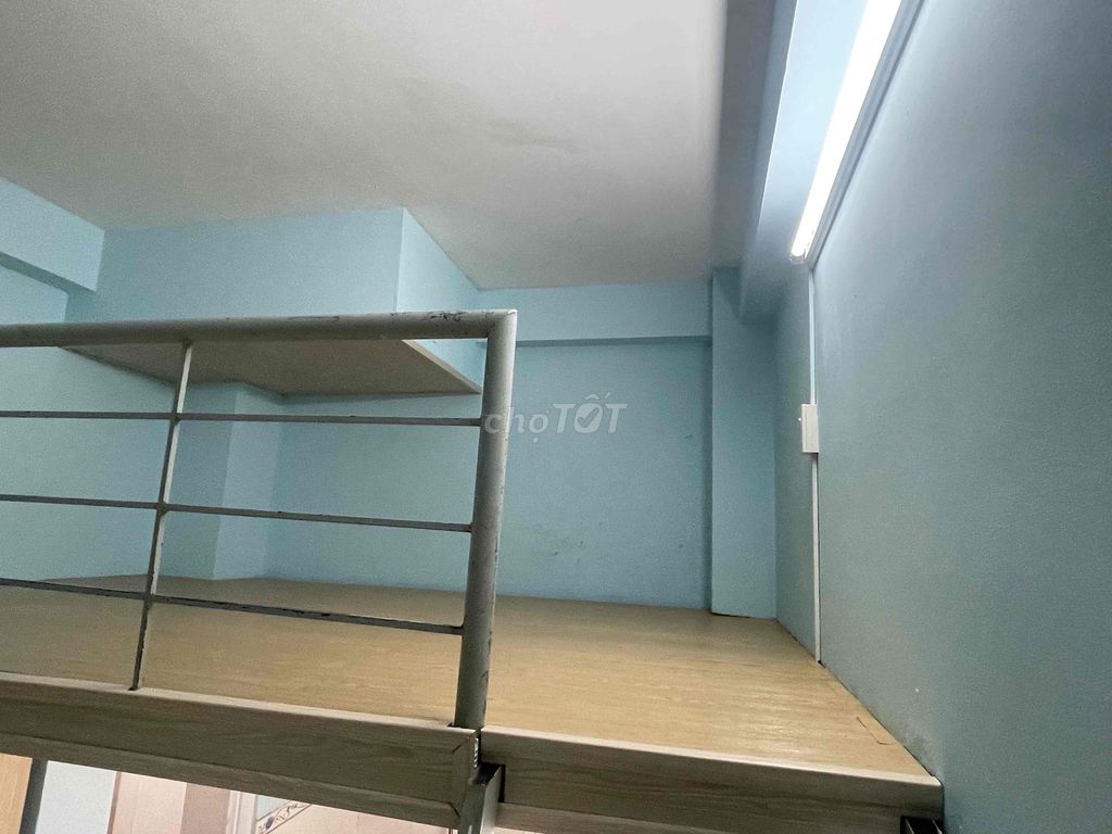 Rent a room with a cool, full-ton window.