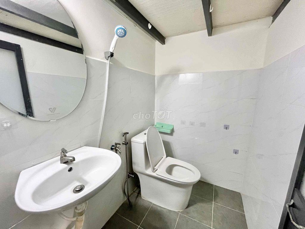 The guard's room is wide, and the cost is good. Right near the roof, the trade, the vincomq9.
