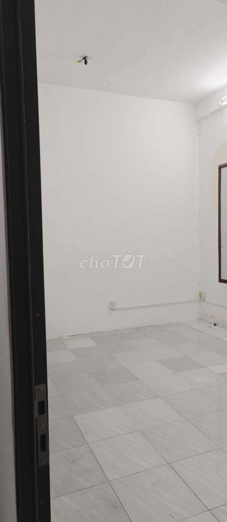 Rent me the ground room downtown in District 10.
