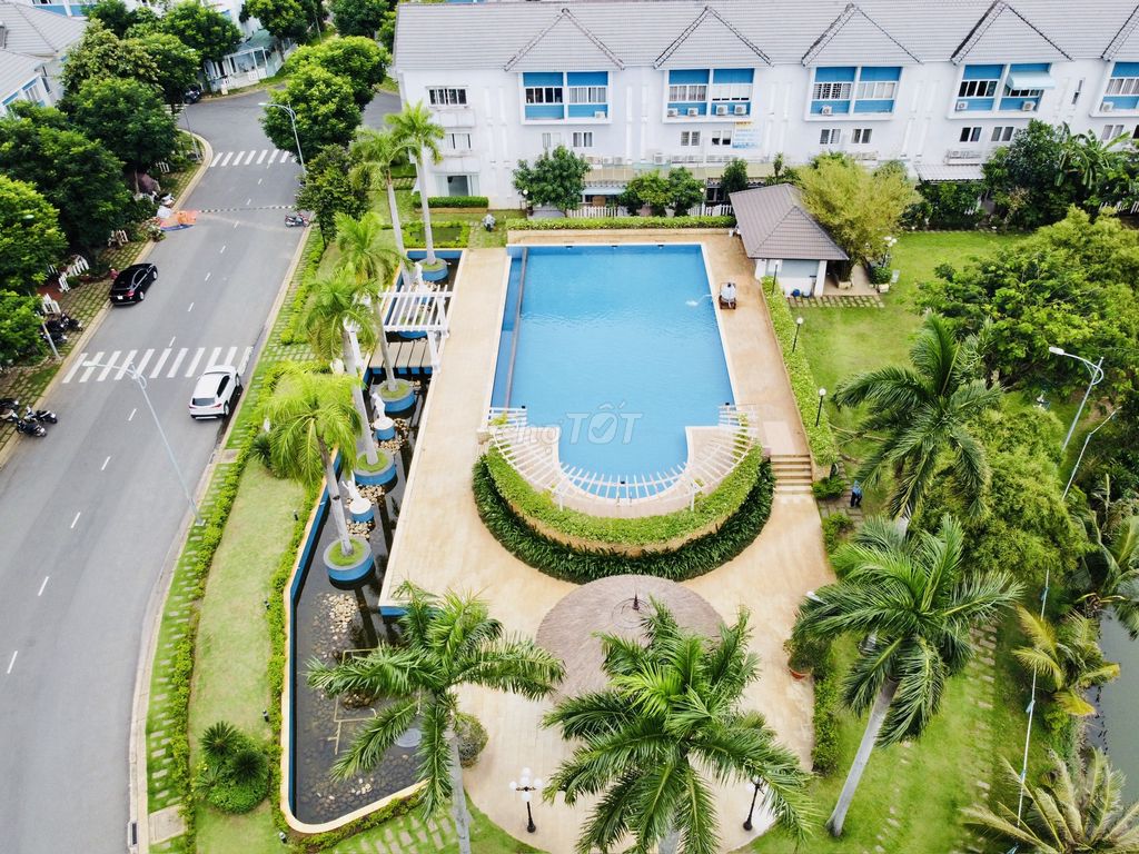 - Liên Phường District 9 - bv 24/7 - there's a pool
