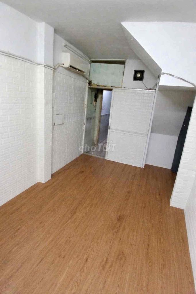Room Vườn Chuối-- ndc District 3. 3 million2 has a refrigerator bathroom.