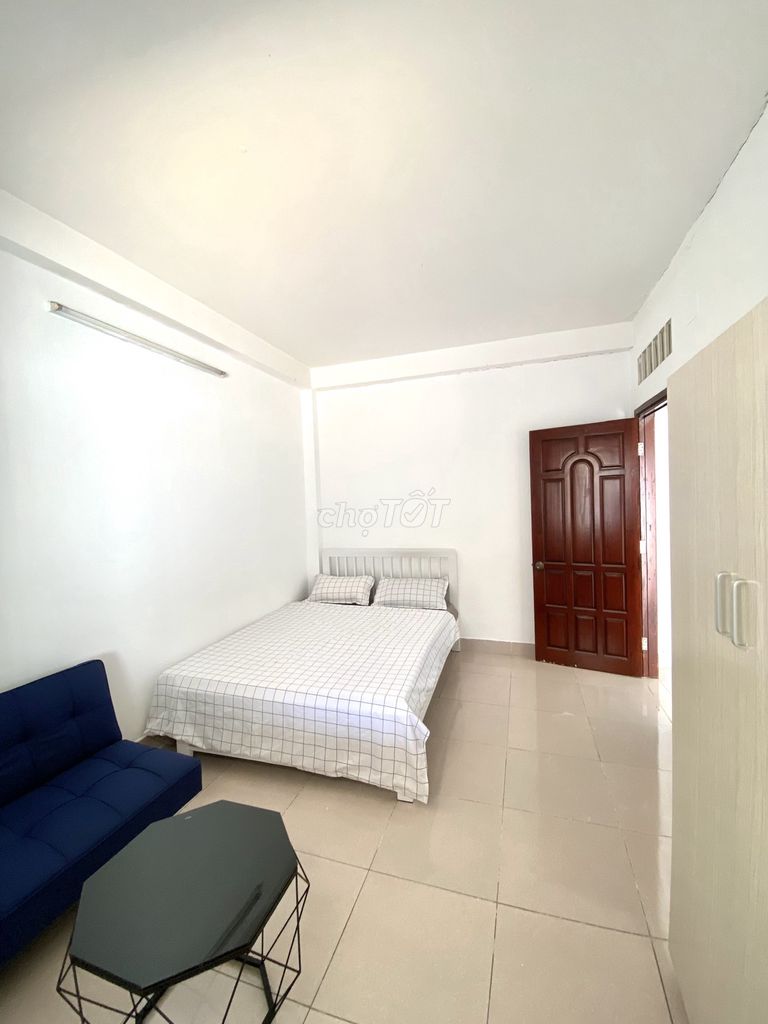New room, furniture. Right near the front of Yang Kuang