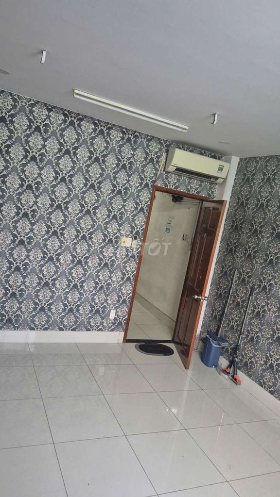 Room 21 meters cold, washing machine, window, free time.