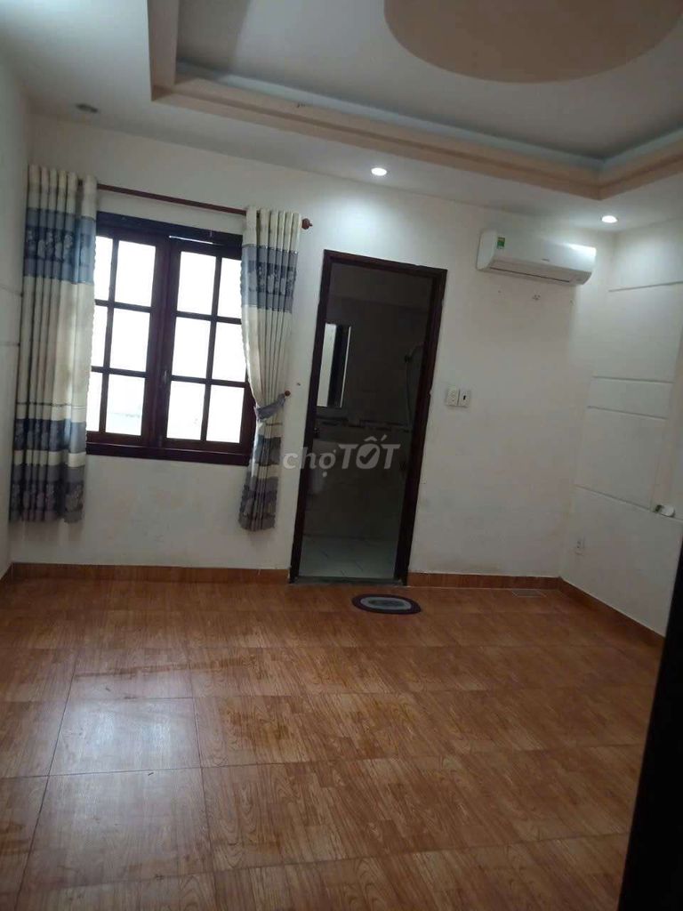 Rent a room with an air-cold machine. Free Internet time.