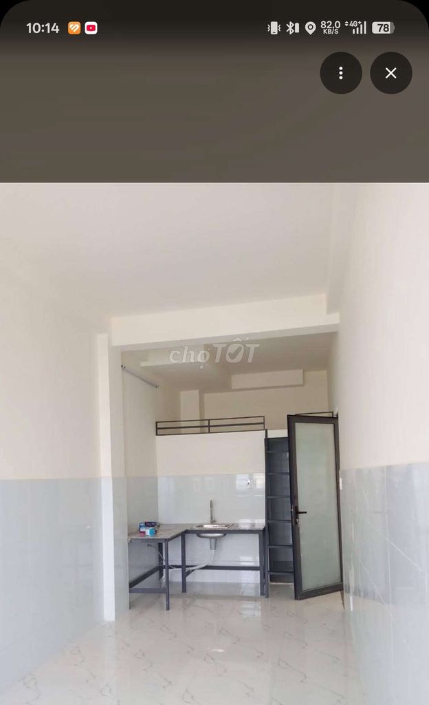 There's an empty 20 meters, there's a balcony, there's a toilet.