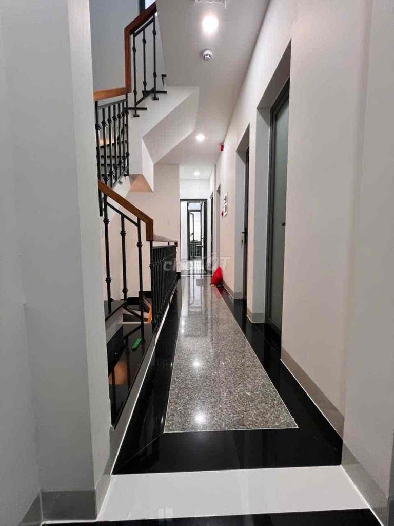 Rent the full-intent hotel only carrying suitcases at free electricity & water