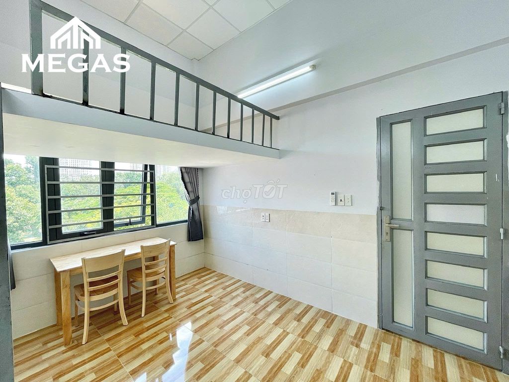 The super nice Dupex window is right on the Bạch Đằng Road Airport.