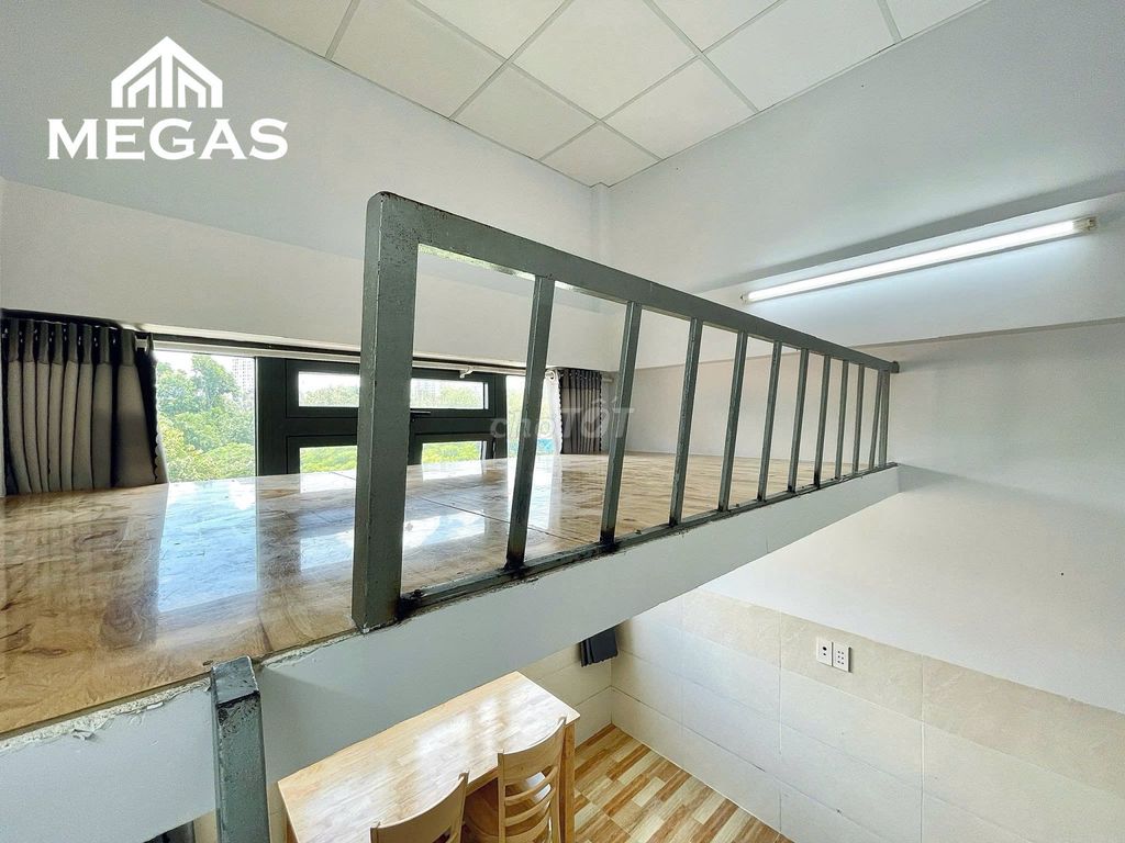 The super nice Dupex window is right on the Bạch Đằng Road Airport.