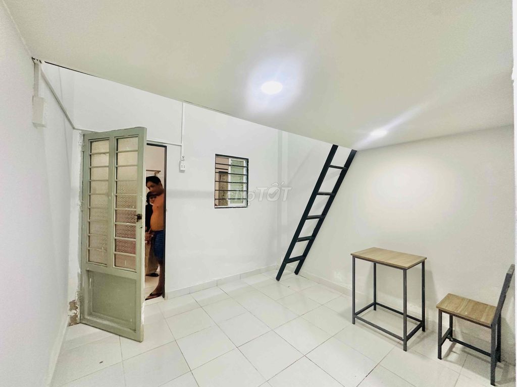 The underprivileged Biology Room near the Opening University, right on the 10th and Bà Hom.