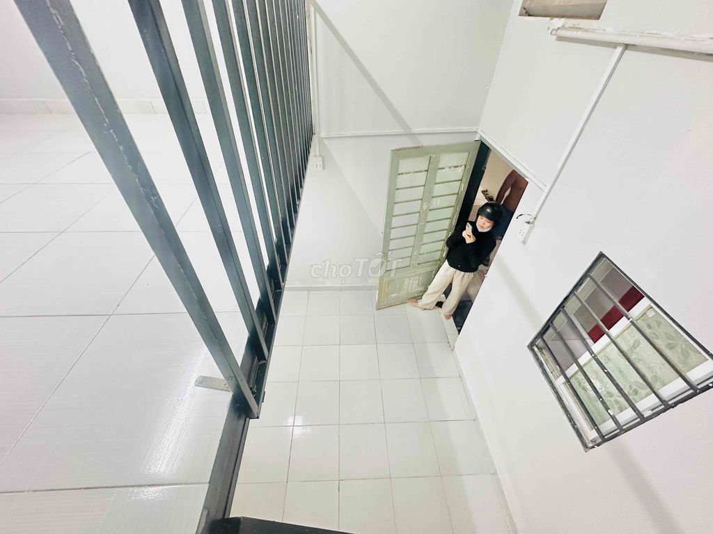 The underprivileged Biology Room near the Opening University, right on the 10th and Bà Hom.