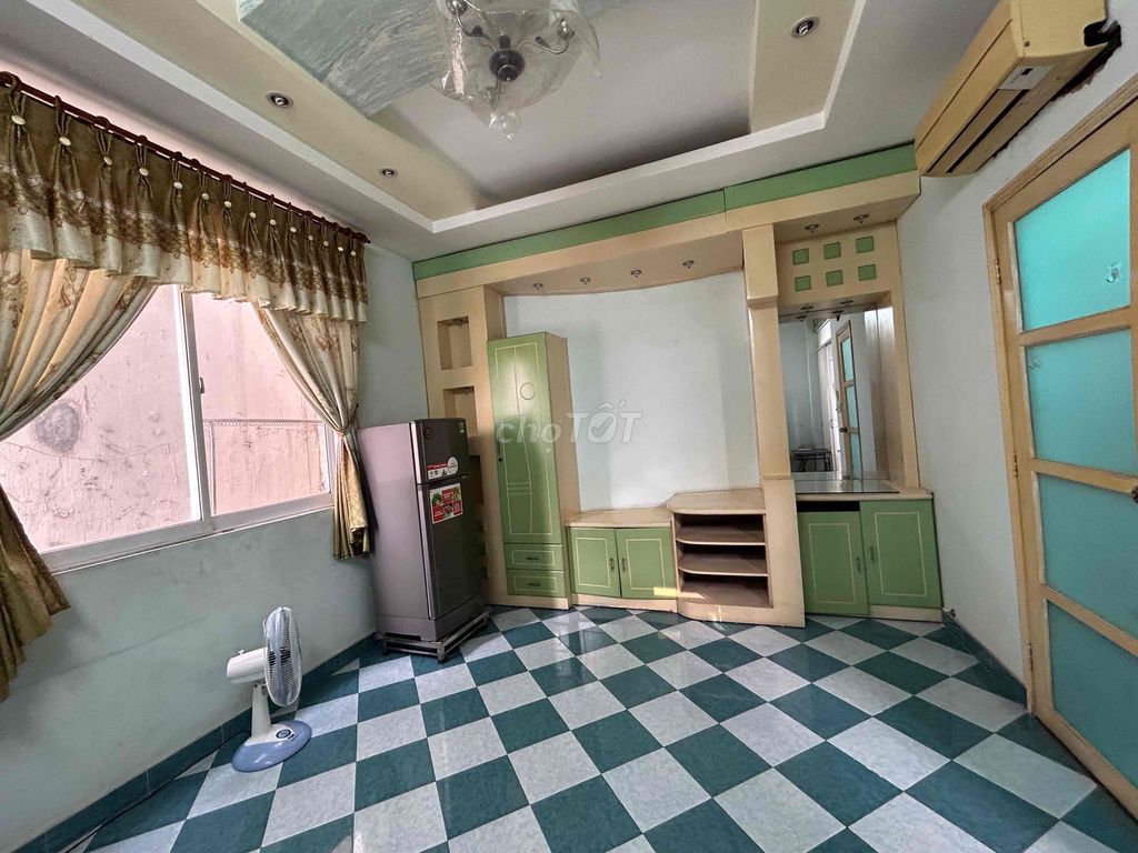 3rd floor suite for women rent, cool.