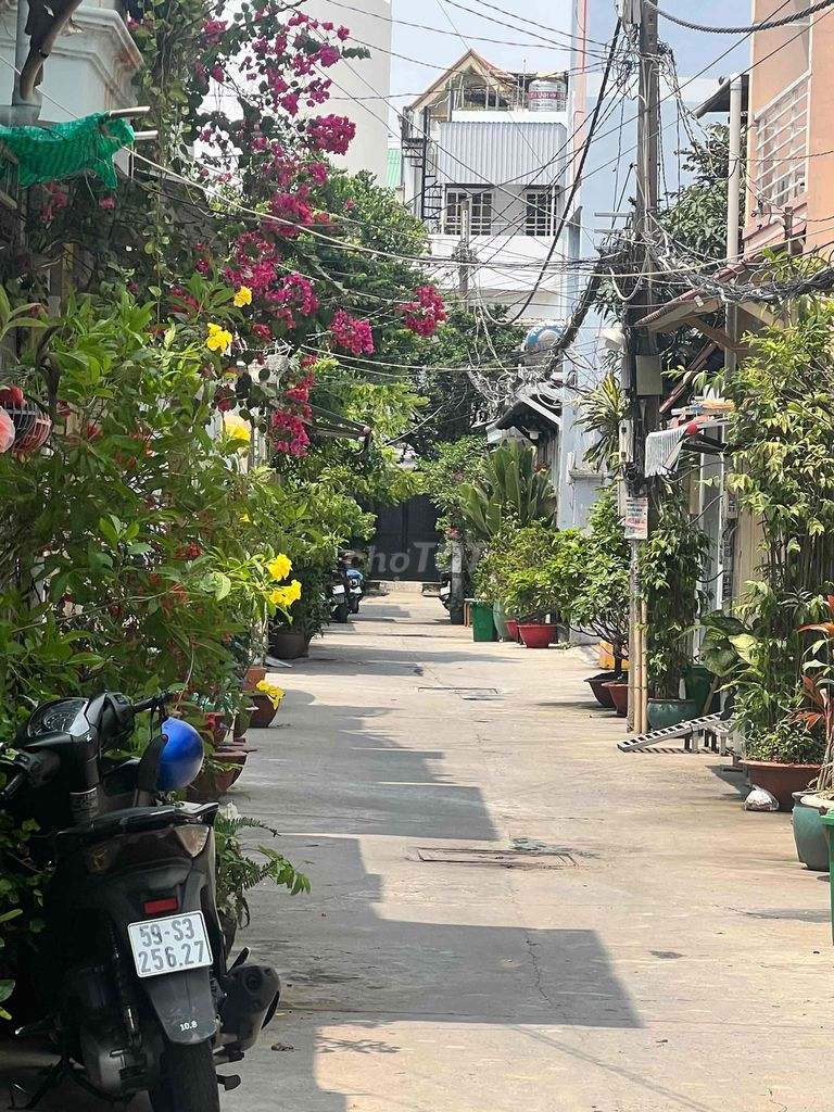 We have a 30-foot rental room with an alley guard on it. f22.Bình Thạnh