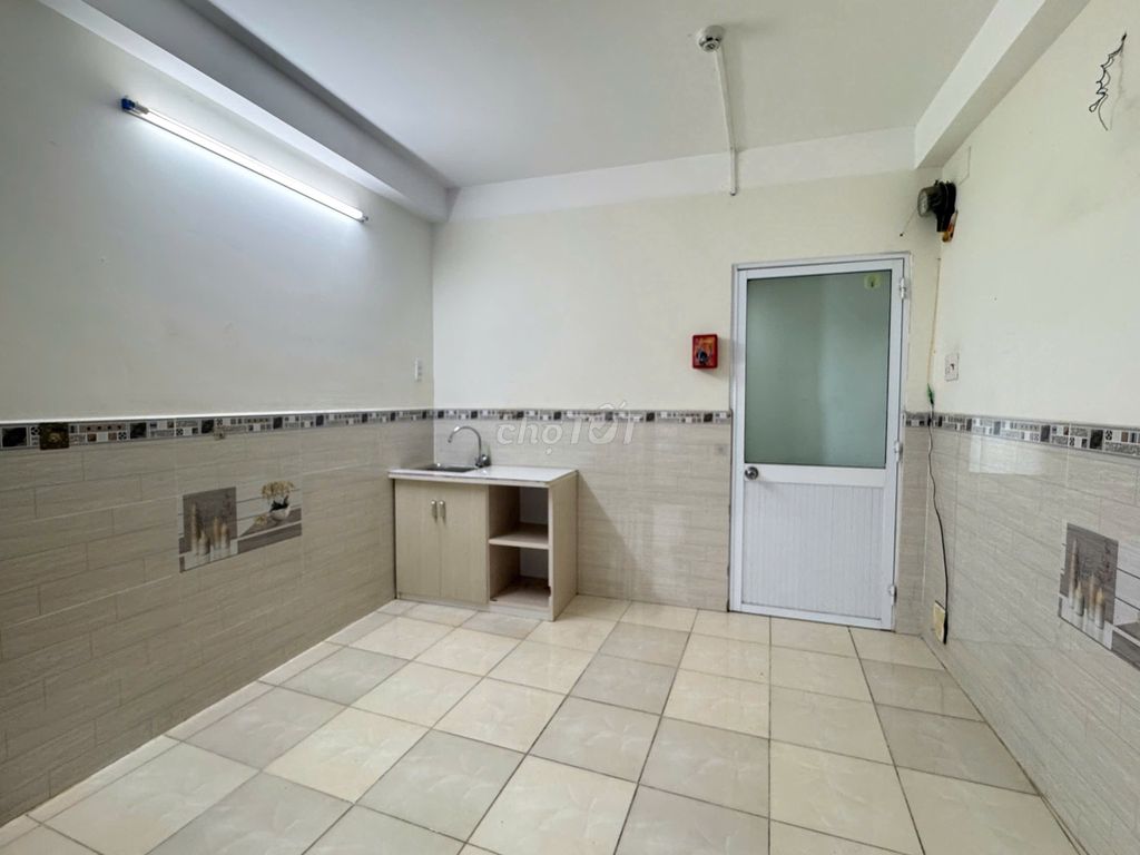 Rent the 4th District Inn near Law University, University of Deeds, High Victory