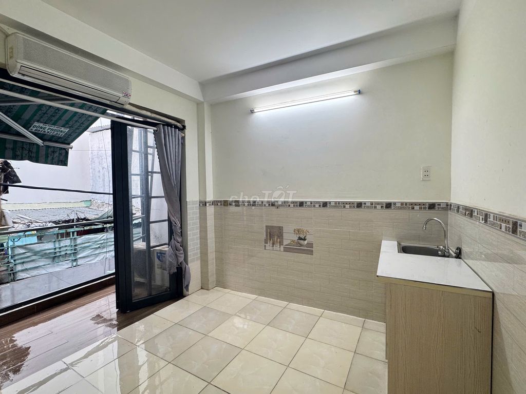 Rent the 4th District Inn near Law University, University of Deeds, High Victory