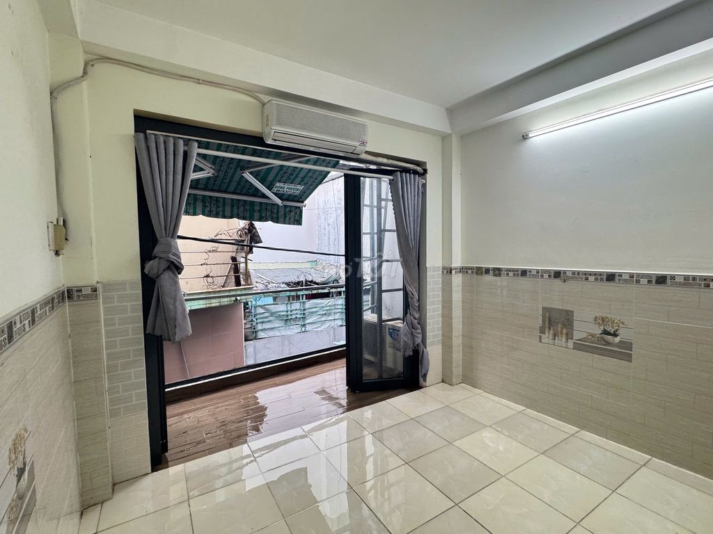 Rent the 4th District Inn near Law University, University of Deeds, High Victory