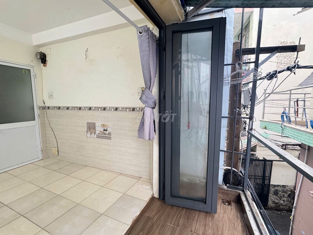 Rent the 4th District Inn near Law University, University of Deeds, High Victory