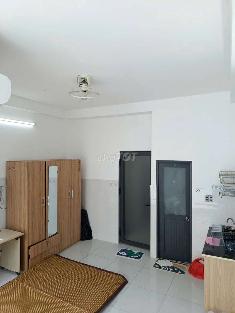 New room, District 1, 4-0 down the elevator, cheap.