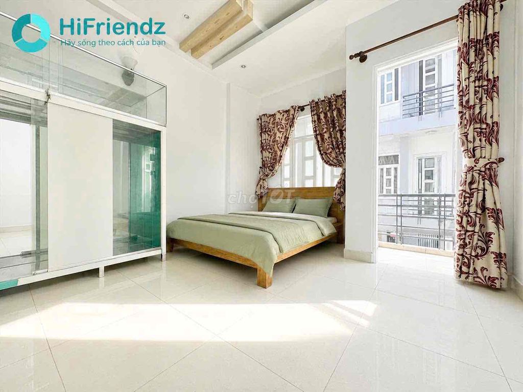Rent a room right now, with the best of the 8th.