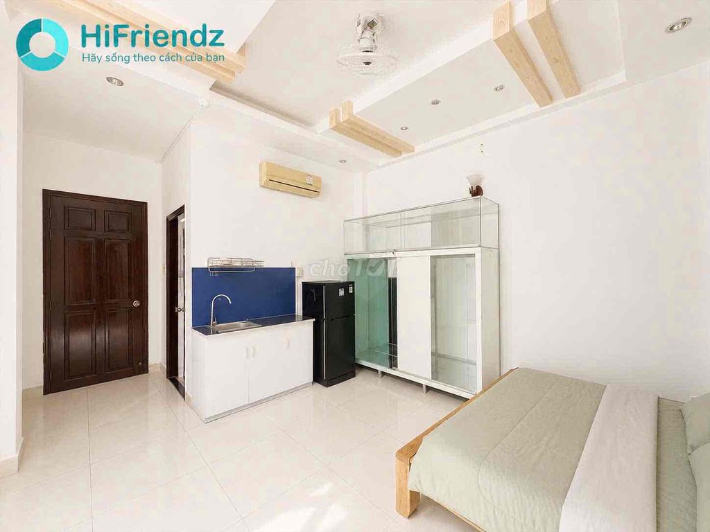 Rent a room right now, with the best of the 8th.