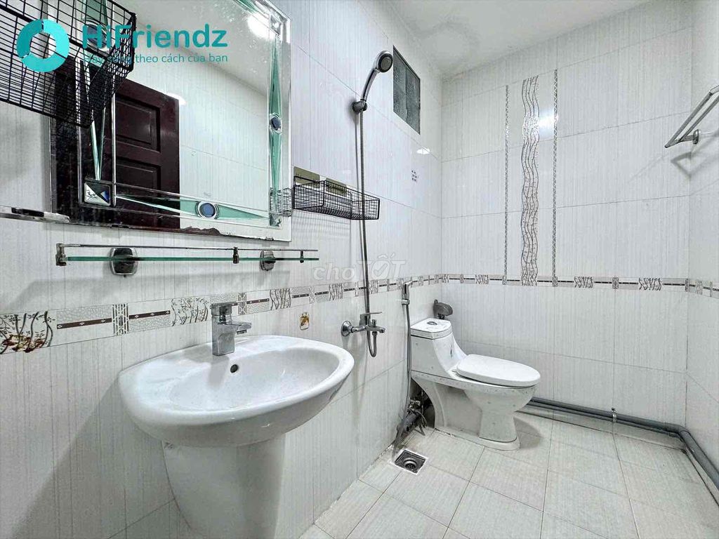 Rent a room right now, with the best of the 8th.