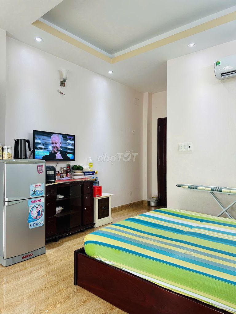 The owner of the rental room - the clean room - the Prince's Office - the good price