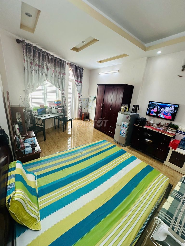 The owner of the rental room - the clean room - the Prince's Office - the good price