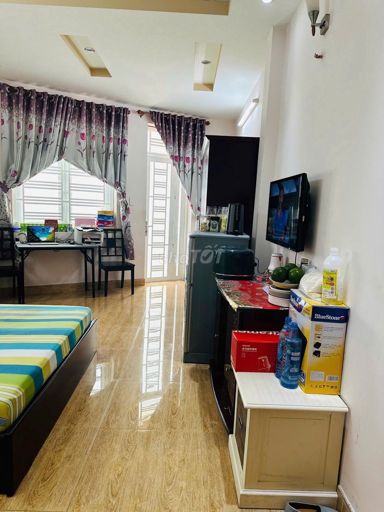 The owner of the rental room - the clean room - the Prince's Office - the good price