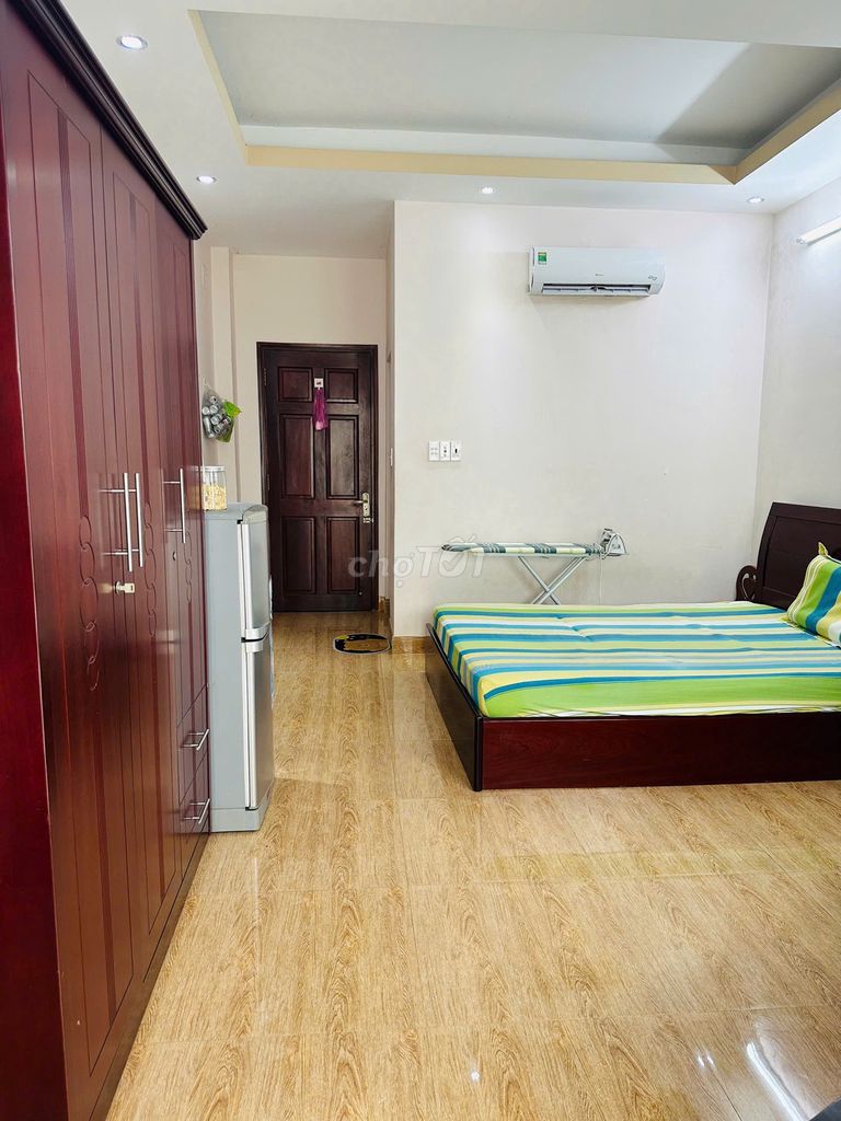 The owner of the rental room - the clean room - the Prince's Office - the good price