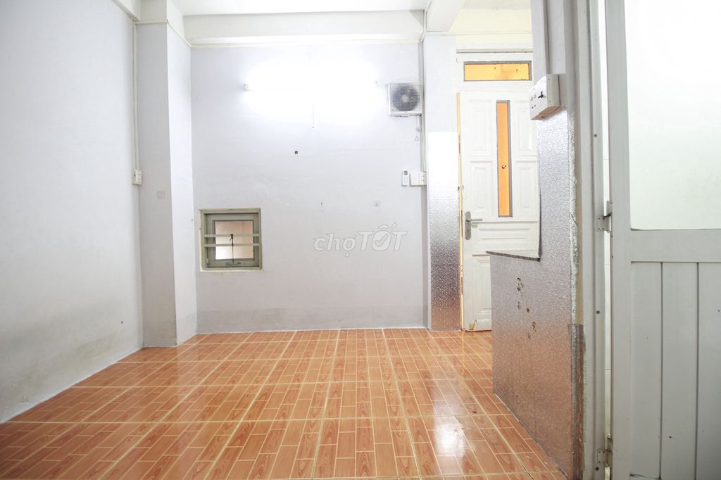 Three million eight/month Bà Hạt District 10 from the 750 meters University of Economics, now free.
