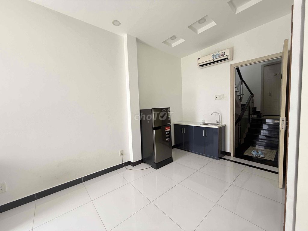 The open balcony studio near Phú Mỹ comes out of McKensentmall and through District 1.
