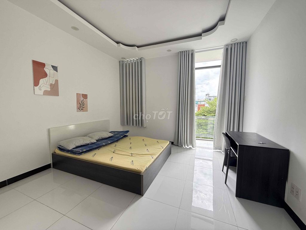 The open balcony studio near Phú Mỹ comes out of McKensentmall and through District 1.