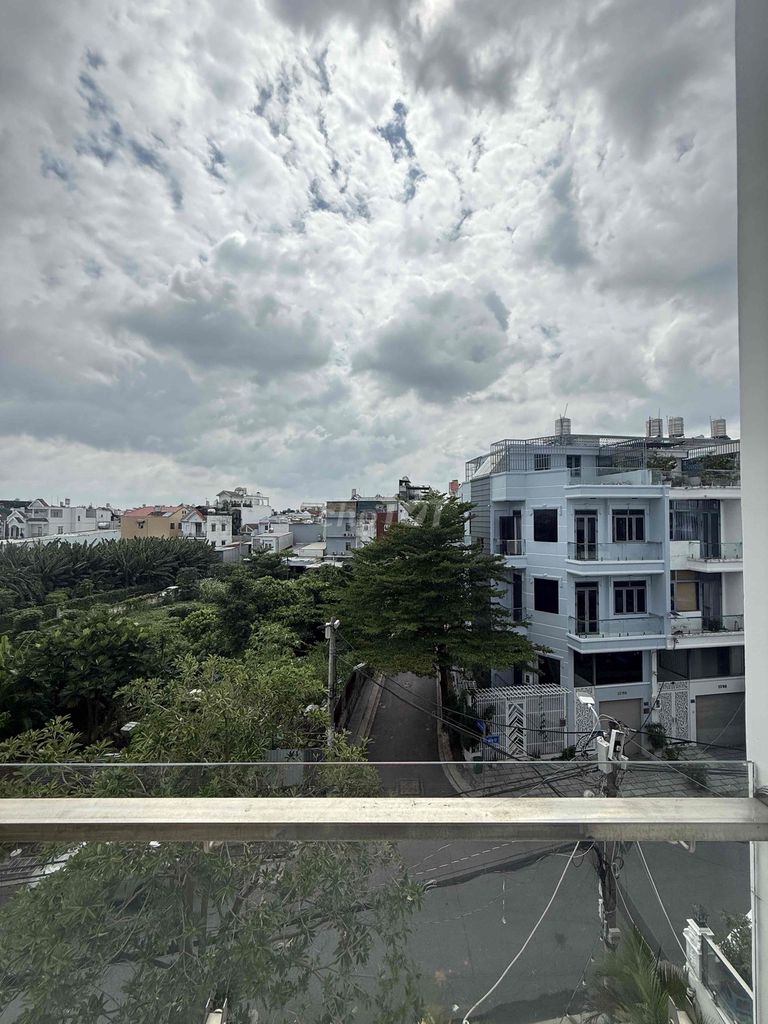 The open balcony studio near Phú Mỹ comes out of McKensentmall and through District 1.