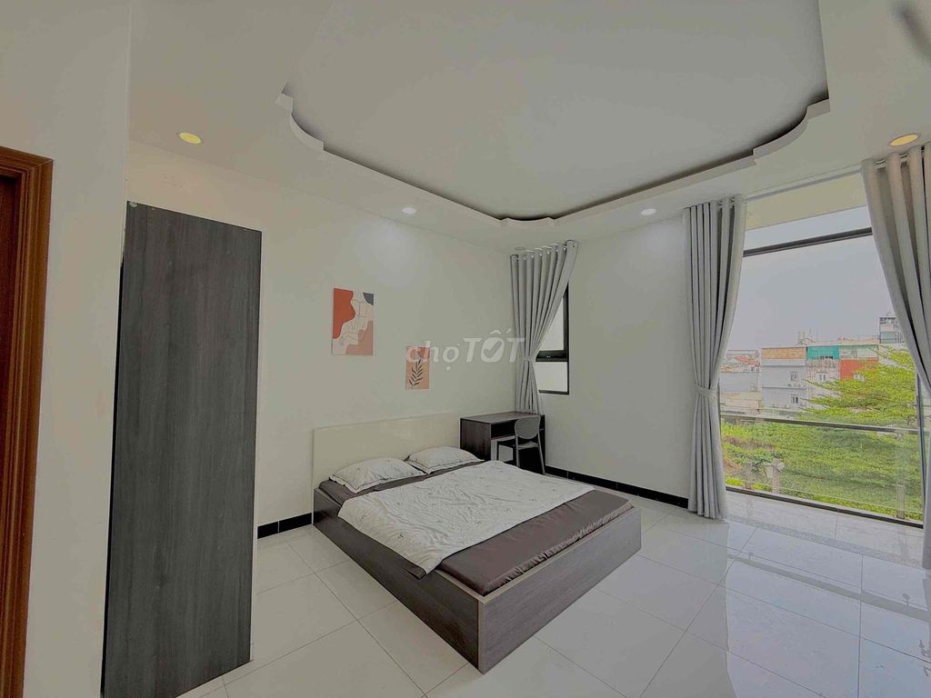 The open balcony studio near Phú Mỹ comes out of McKensentmall and through District 1.
