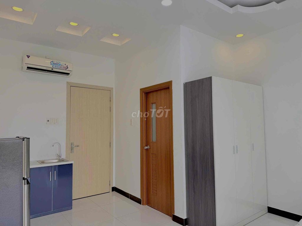 The open balcony studio near Phú Mỹ comes out of McKensentmall and through District 1.